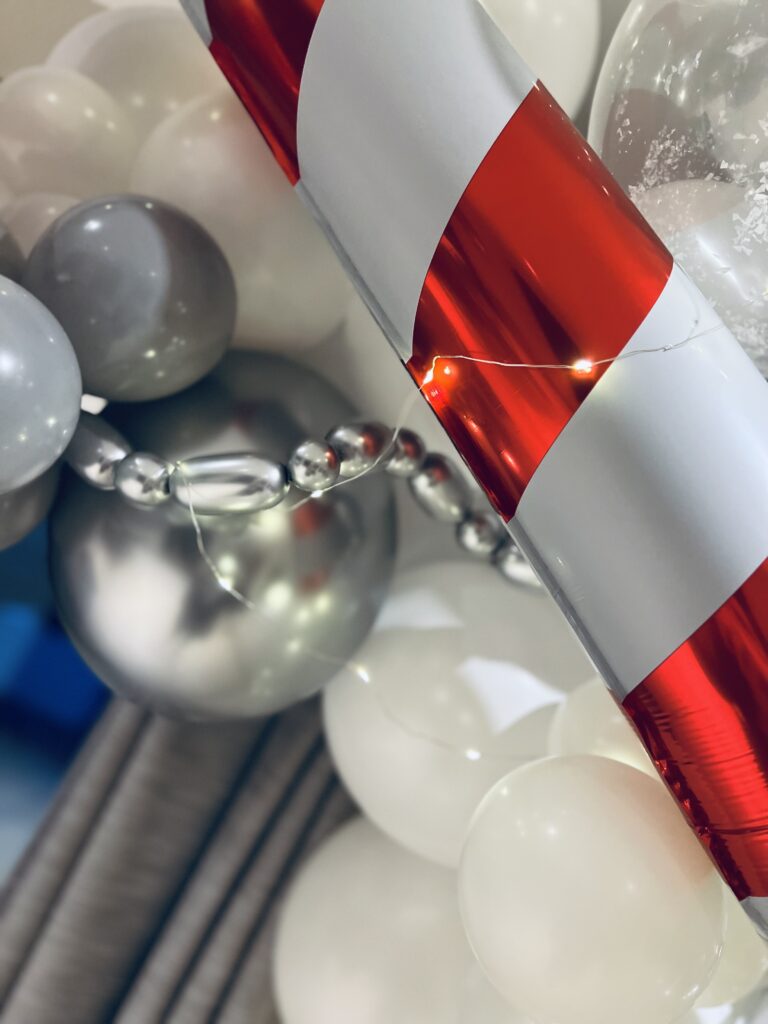 Glamour christmas balloon garland.