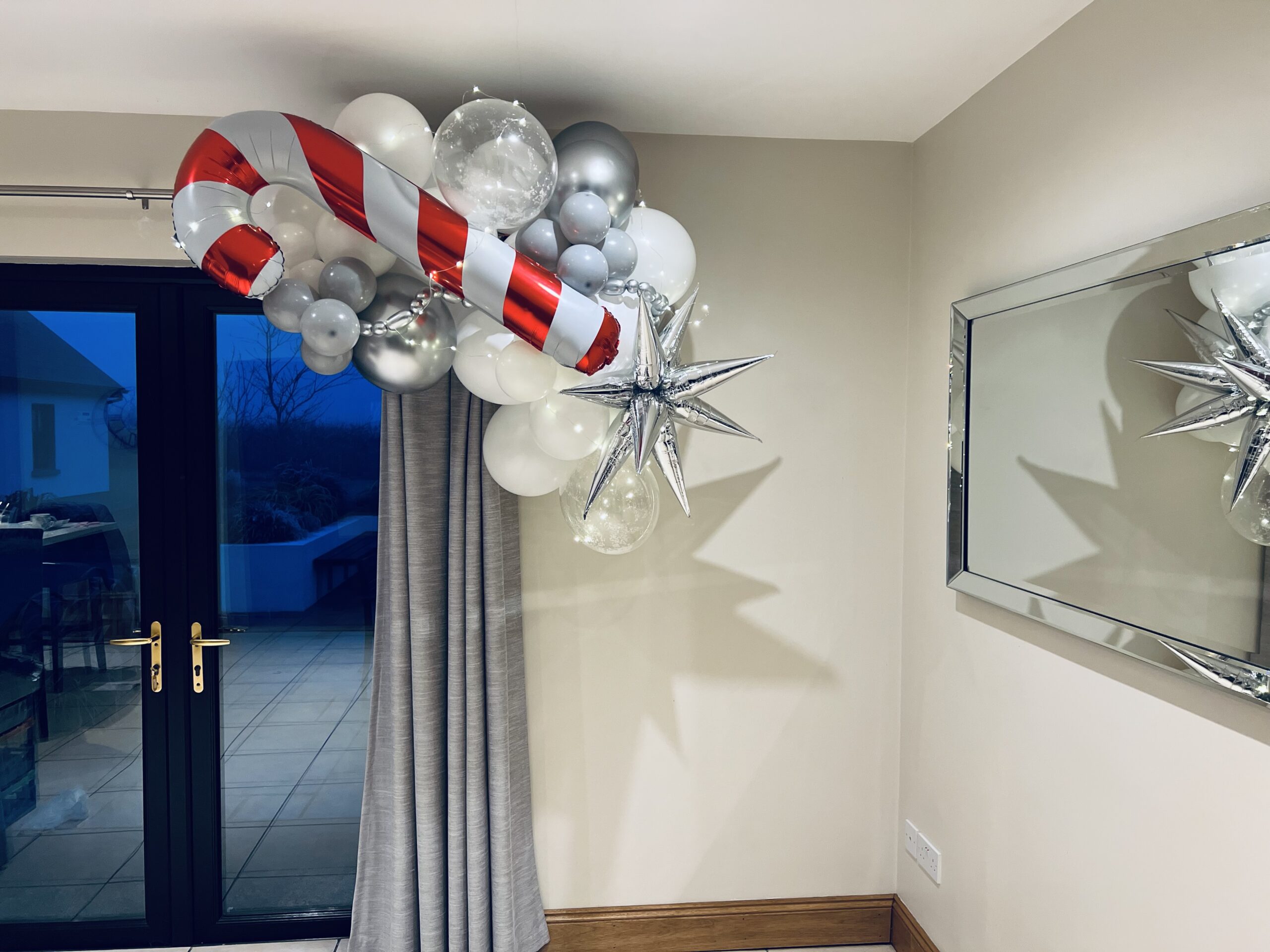 Glamour christmas balloon garland.