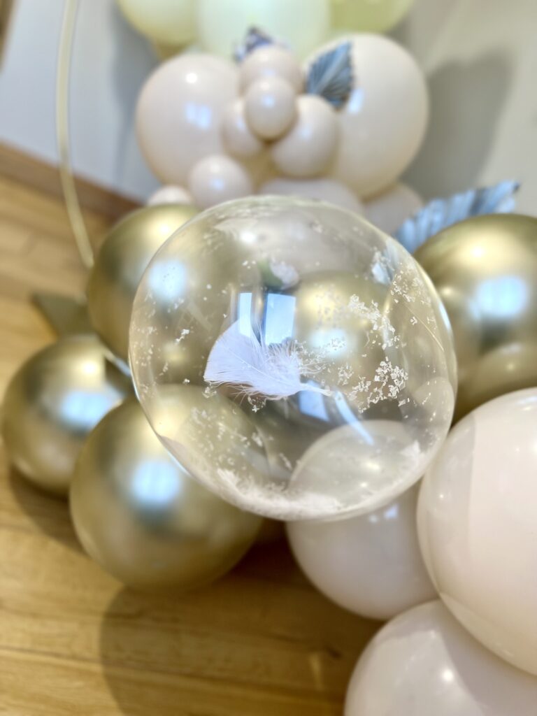 Wedding balloon arch with white fethers.