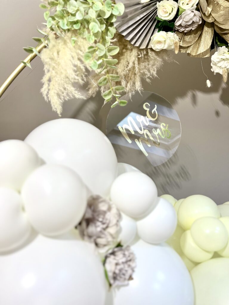 Wedding balloon arch with white fethers.