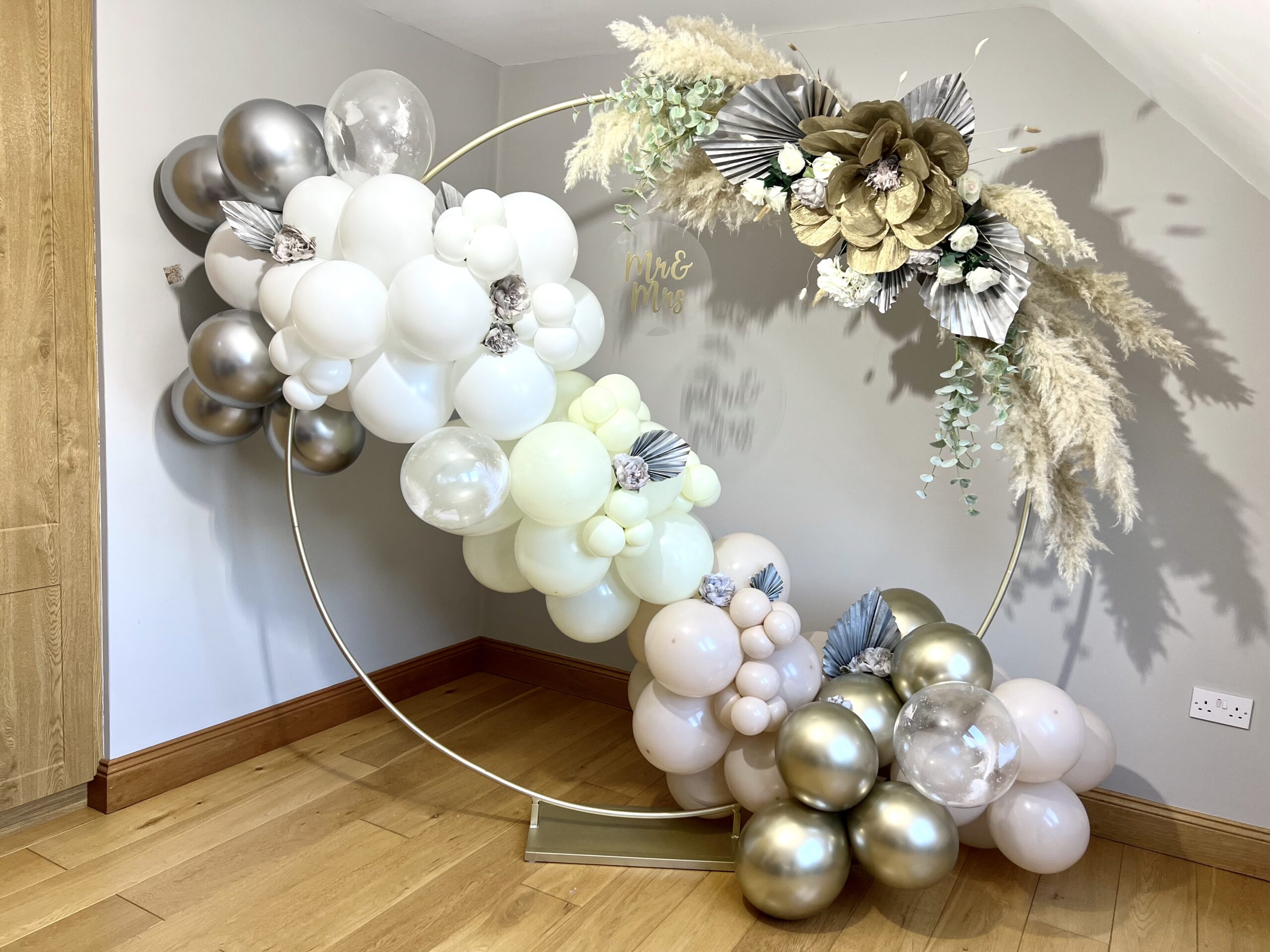 Wedding balloon arch with white fethers.