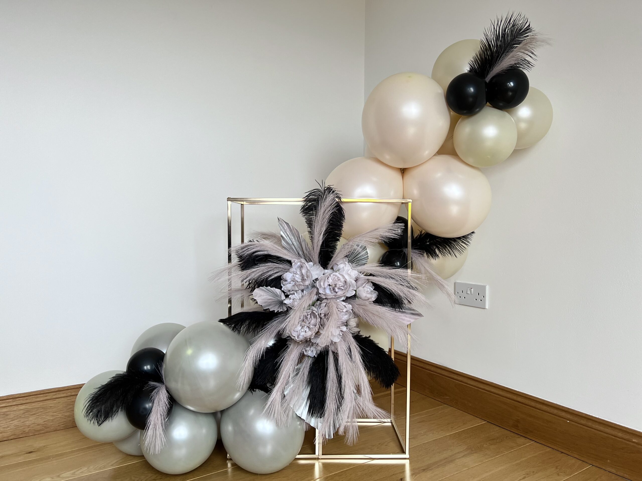 Glamour balloon pearl&black feathers short plinth.